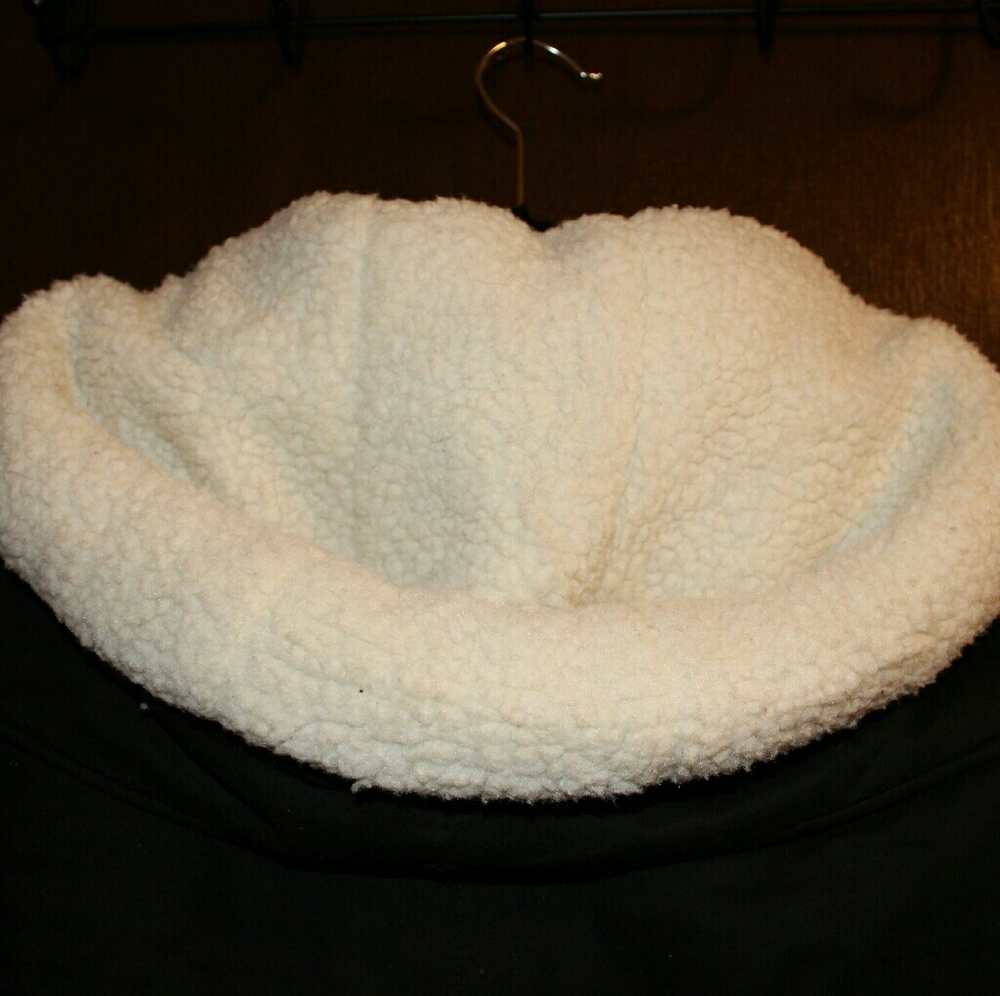 A coat - Picture 3 of 4